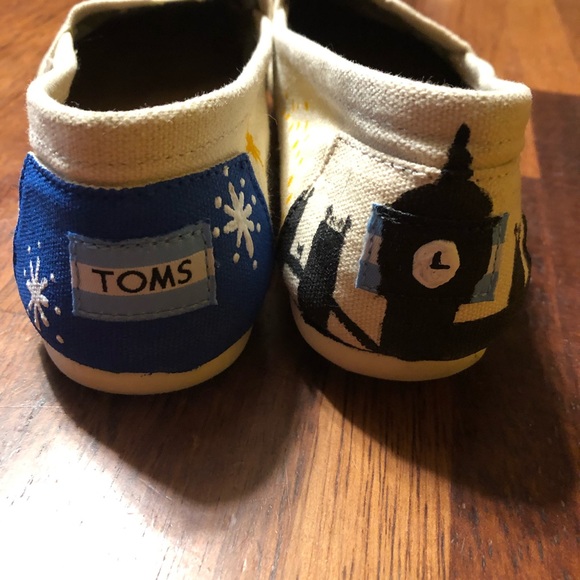 Handpainted Peter Pan TOMS - Picture 5 of 10